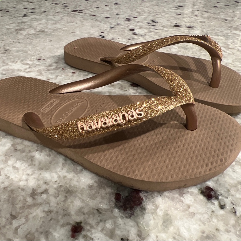 Toddler girl Havaianas sandals, gold size 29/30 which is approx a size 12